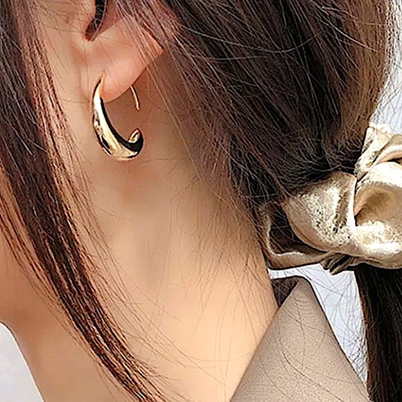 GOLD PLATED 18K HOOP MINIMALIST EARRINGS - Picture 6 of 6